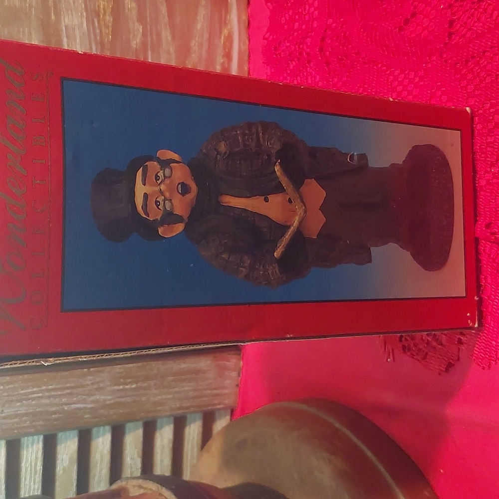 Wonderland Collectible - Picture 1 of 2